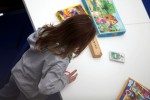 Kleines Mädchen in der Grundschule beim Malen