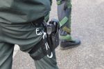 Polizeibeamter mit Schusswaffe