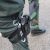 Polizeibeamter mit Schusswaffe