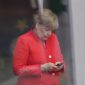 Bundeskanzlerin Angela Merkel schreibt eine Nachricht auf ihrem Handy