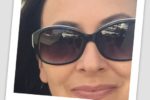 Frau mit dunkler Sonnenbrille