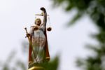 Justitia-Figur mit Waage