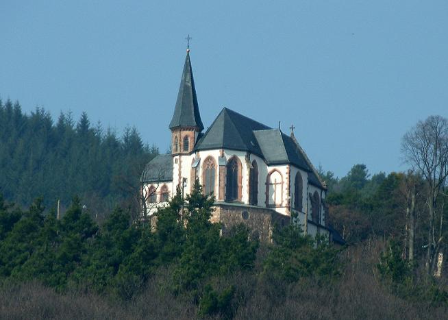 Annakapelle in Burrweiler auf dem Annaberg im Sonnenschein.