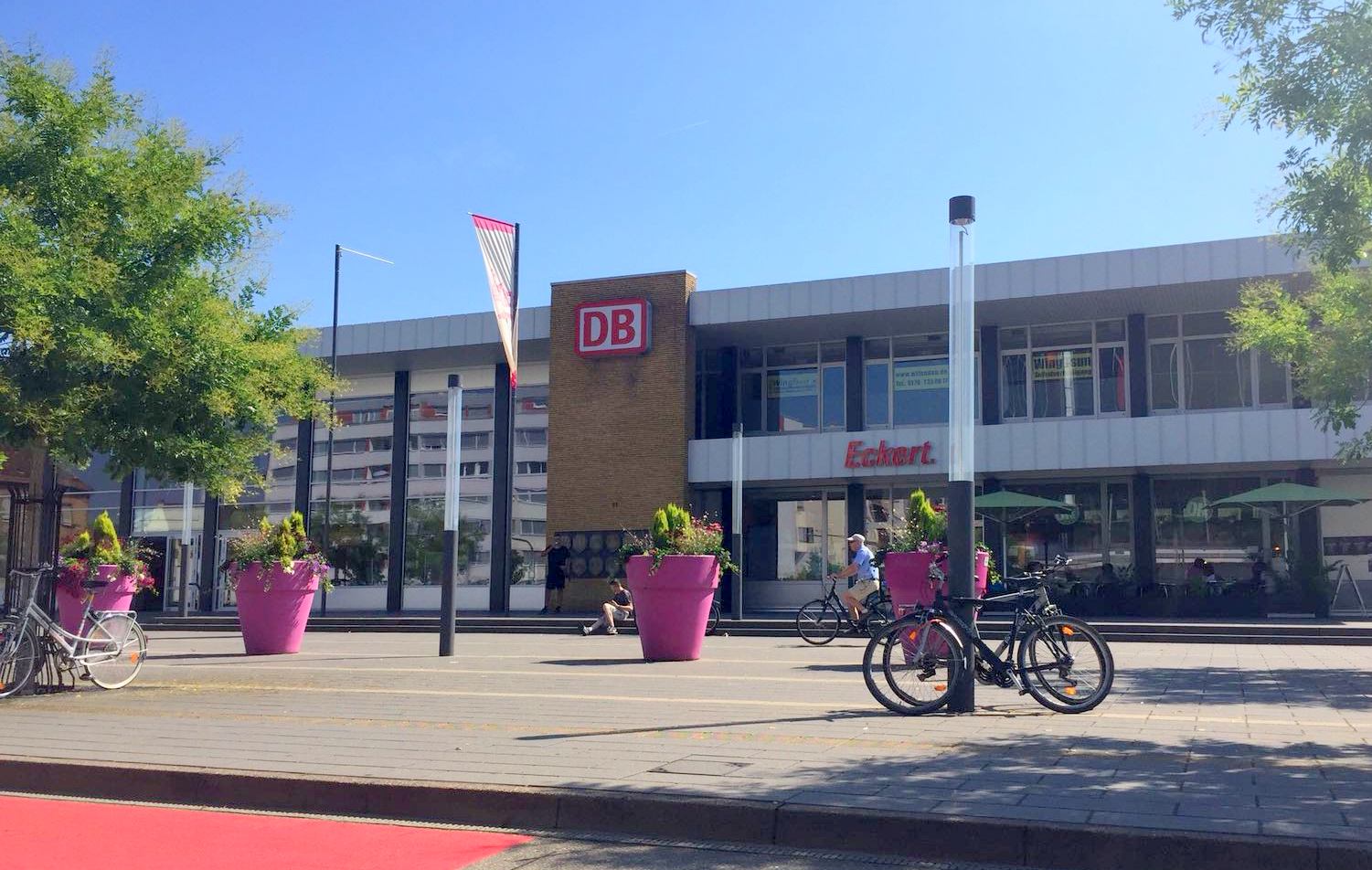 Bahnhof Landau mit Blumenkübeln und Fahrrädern