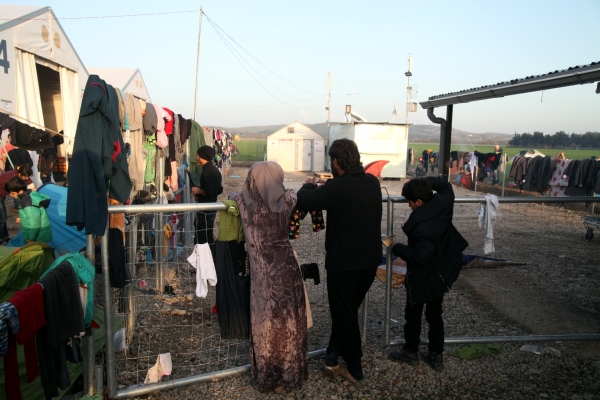 Eine Flüchtlingsfamilie, Vater, Mutter, Kind, in einem Lager.