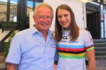Weltmeisterin und Olympiasiegerin Miriam Welte freut sich mit ihrem Trainer Frank Ziegler über die Bronzemedaille im Teamsprint.