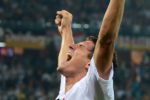 Mario Gomez reißt die Arme hoch und jubelt