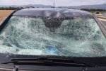 zerborstene Frontscheibe eines Autos