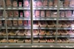 Wurst in einem Supermarkt im Kühlregal