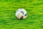 Fußball liegt auf dem Spielfeld.