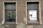 Plakate an leerstehendem Haus