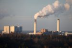 heizkraftwerk und Schornsteine mit Rauch