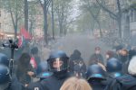 Polizei und Demonstranten in Berlin, Rauch und Ausschreitungen
