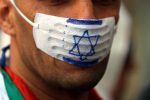 Mann mit "Anti-Israel-Mundschutz"