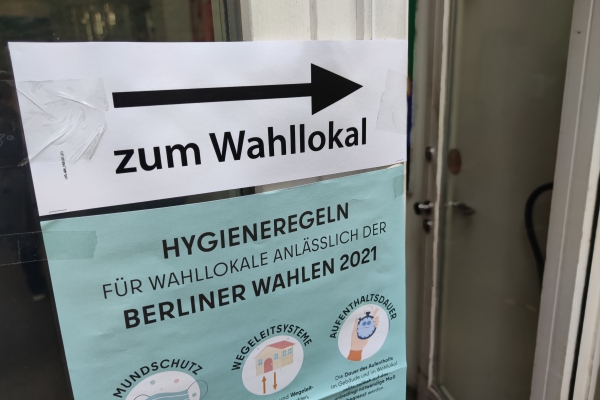 Eingang zum Wahllokal in Berlin