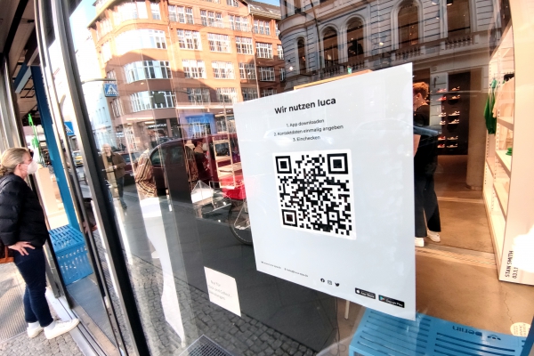 Barcode für Luca-App an einem Modegeschäft