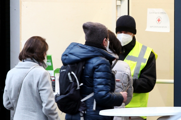 Menschen im Impfzentrum