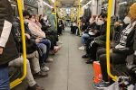 Vollbesetzte U-Bahn während der Corona-Pandemie
