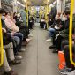 Vollbesetzte U-Bahn während der Corona-Pandemie