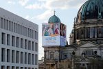 Plakate für Impfkampagne am Berliner Dom