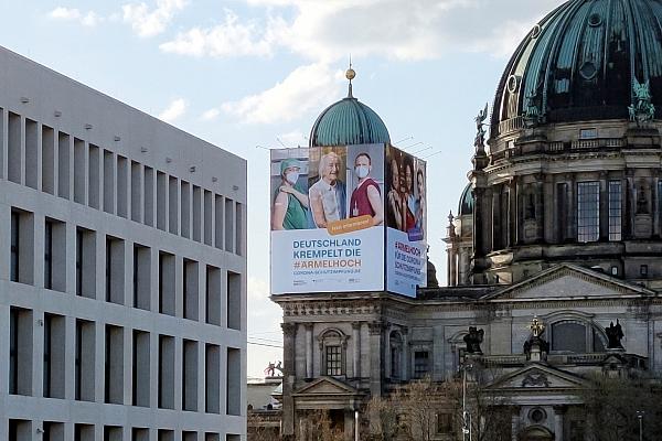 Plakate für Impfkampagne am Berliner Dom