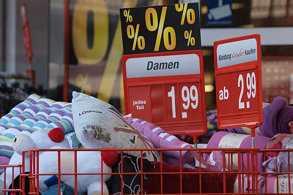 Sonderangebote in einem Billig-Markt für Kleidung