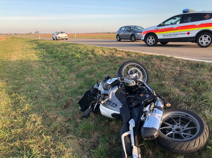 unfallbeteiligtes Motorrad im Grünstreifen