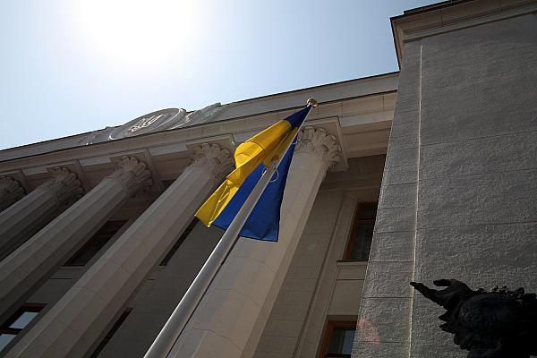 Ukrainische Flagge vor dem Parlament in Kiew