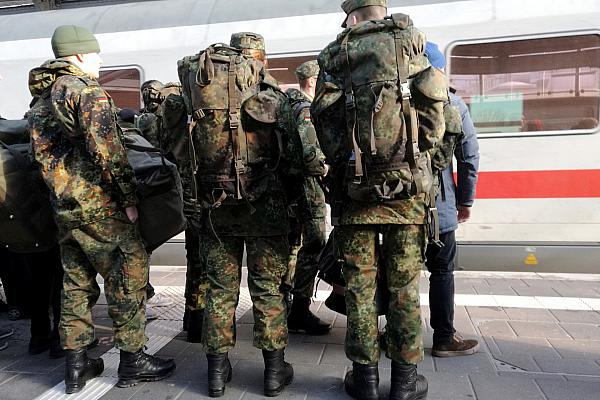 Bundeswehrsoldaten fahren Bahn