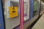Hinweis auf die Maskenpflicht an einer U-Bahn