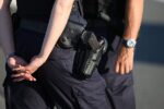 Polizeibeamte mit Waffe