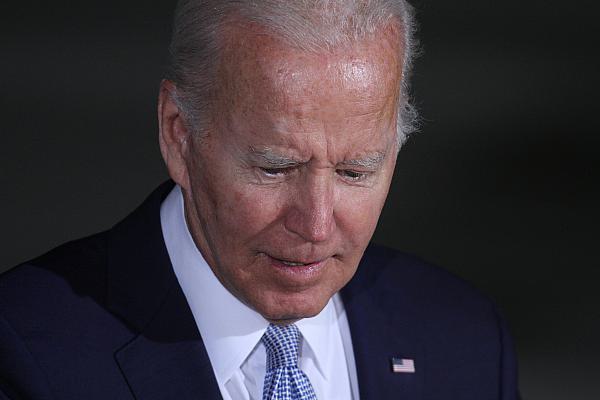 Joe Biden mit gesenktem Blick