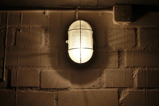 Kellerlampe an der Wand 