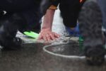 Klimakleber klebt Hand auf der Straße fest