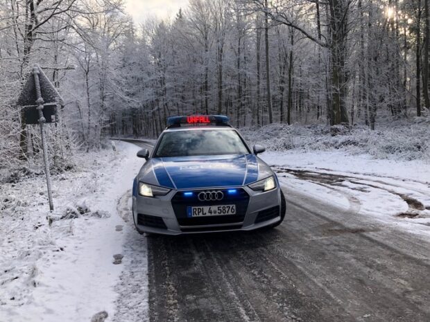 Polizeiauto im Schnee