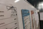 Berliner Wahllokal mit Stimmzetteln