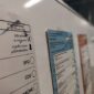 Berliner Wahllokal mit Stimmzetteln
