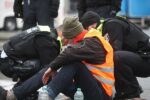 Klimakleber wird von der Polizei losgemacht
