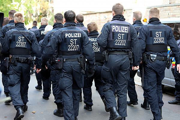 Polizeieinsatz mit zahlreichen Polizeibeamten