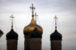 Türme einer russisch-orthodoxen Kirche.