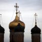 Türme einer russisch-orthodoxen Kirche.