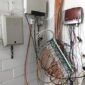 Netzwerk-Kabel in einem Hausanschlussraum