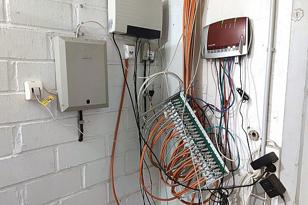 Netzwerk-Kabel in einem Hausanschlussraum