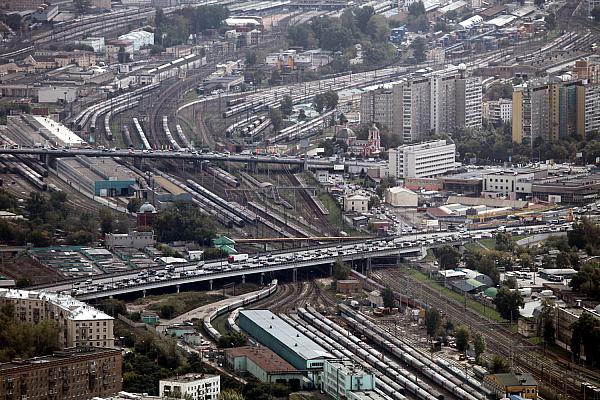 Straßenverkehr und Zugverkehr in Moskau (Russland)