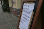 Abstandshinweis vor einem Laden