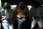 Junge Leute mit Smartphones