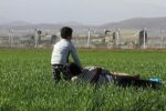 Migranten vor dem mazedonischen Grenzzaun.
