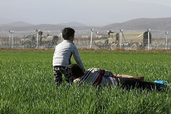 Migranten vor dem mazedonischen Grenzzaun.