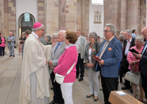  Bischof Dr. Karl-Heinz Wiesemann spendet einem Paar den Segen.