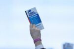 AfD-Europawahlversammlung ein Flyer wird hochgehalten